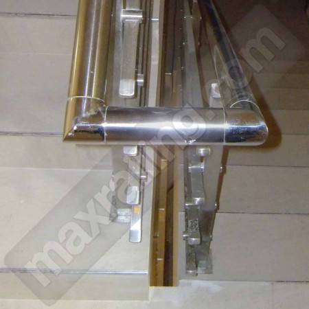 Парапет за стълби